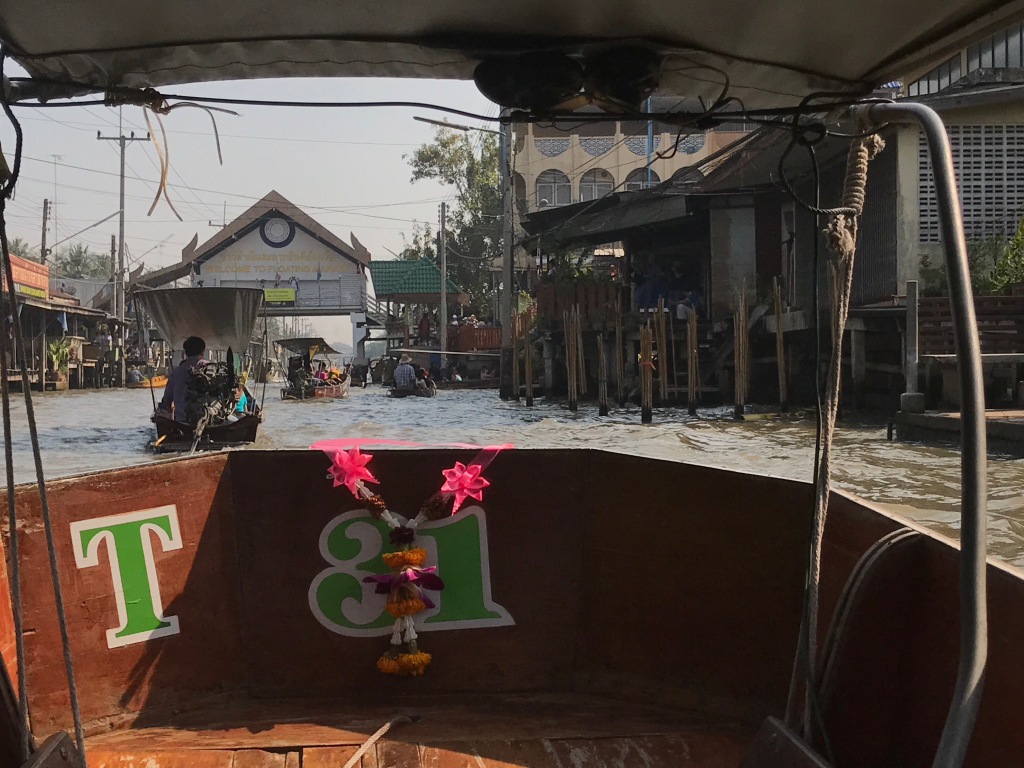  Entrance to the Damoen Saduak Floating Market.