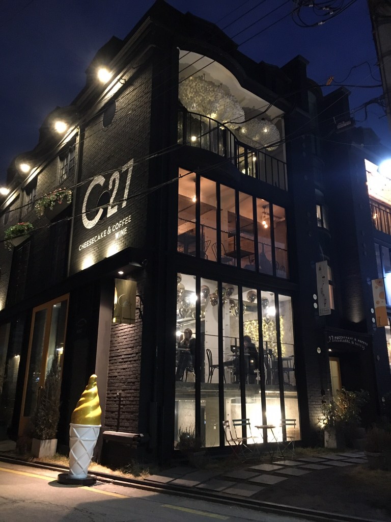 A really nice cheesecake cafe on one of the side streets of Garosugil.