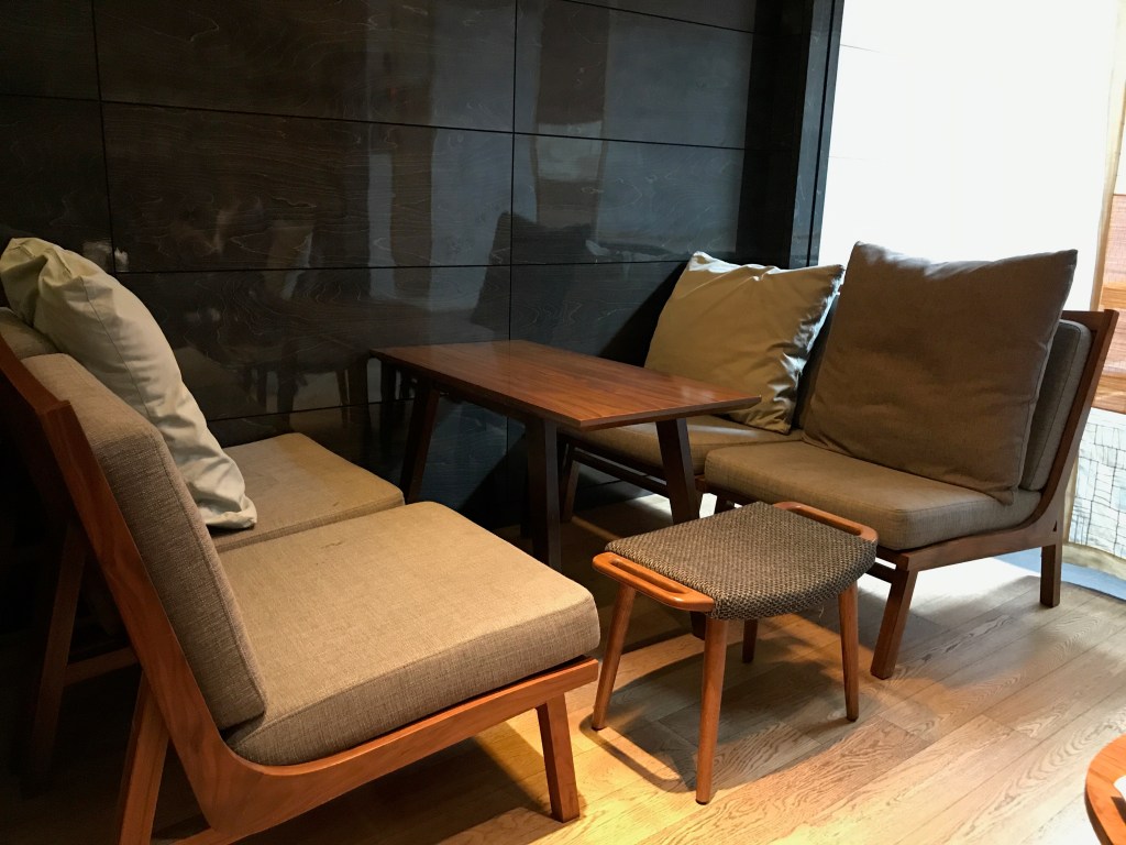 Nice seating on the top floor of Osulloc, Insadong. Photo credit: Aaron. 